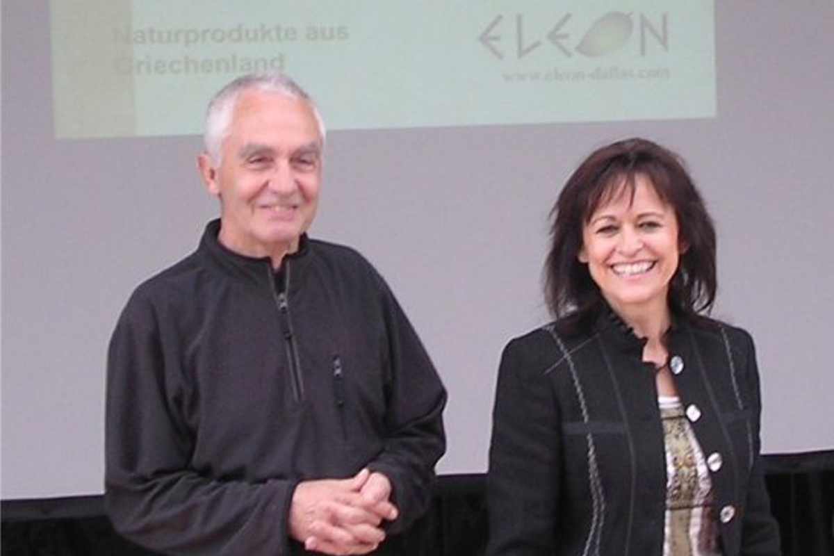 Agis und Erika beim Bio-Olivenöl Vortrag vor der Leinwand